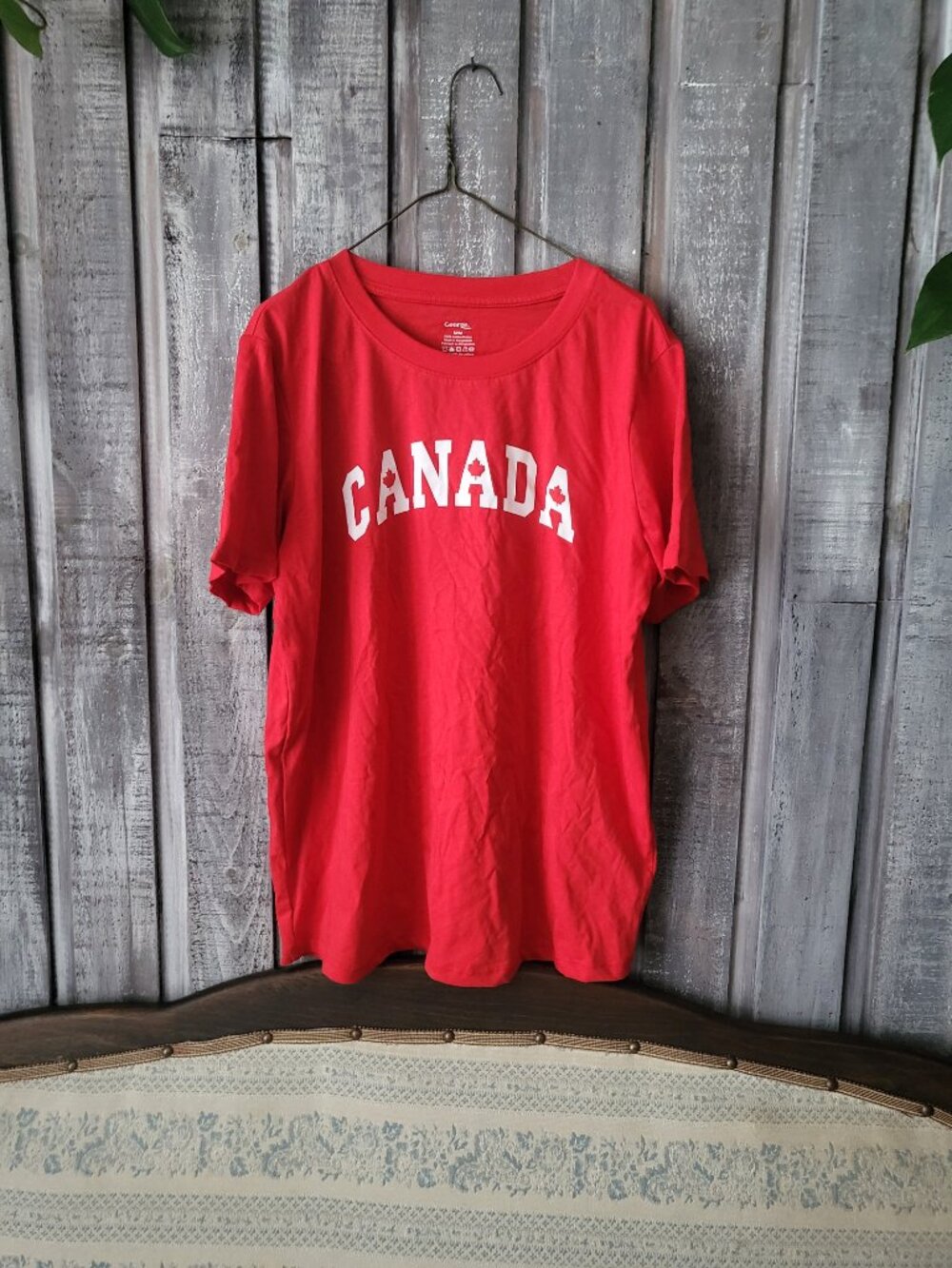 Red Canada Maple Leaf Graphic Tee Short Sleeve T-Shirt Cotton M NWOT